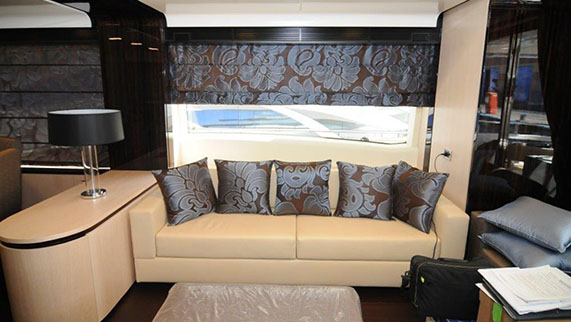 Azimut 84 Yacht for Sale - Amenities - Cozy Living Room